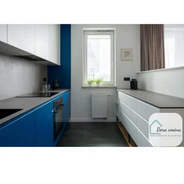 Bera cosina - aménagement intérieur cuisine pau - aménager cuisine en longueur - cuisine couloir blanche et bleu plan de travail gris